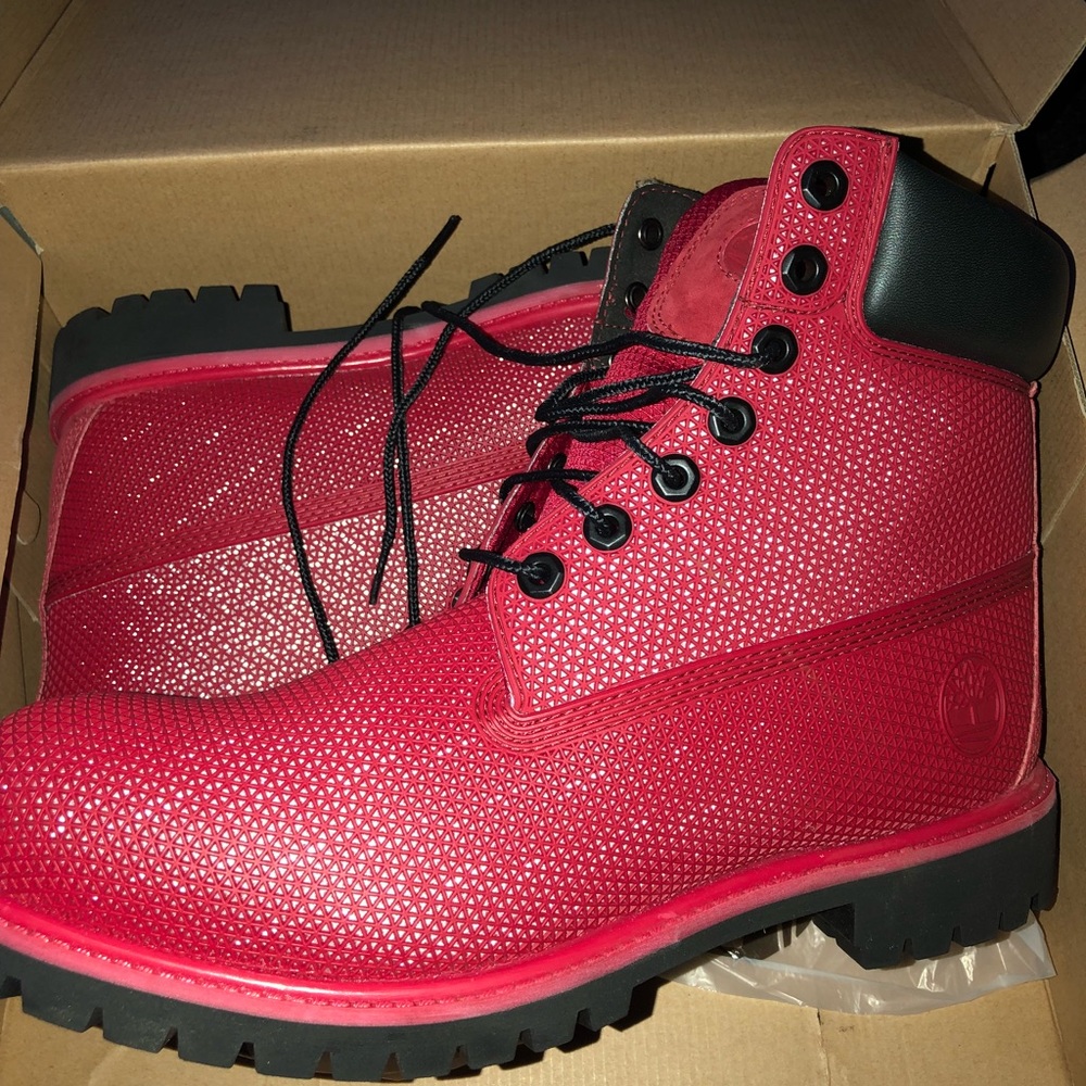 Red mesh reflective timberlands